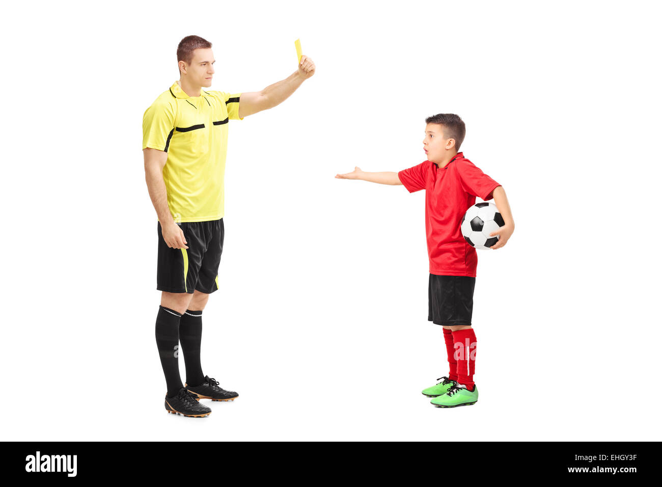 Arbitro di calcio che mostra scheda gialla a junior soccer player isolati su sfondo bianco Foto Stock