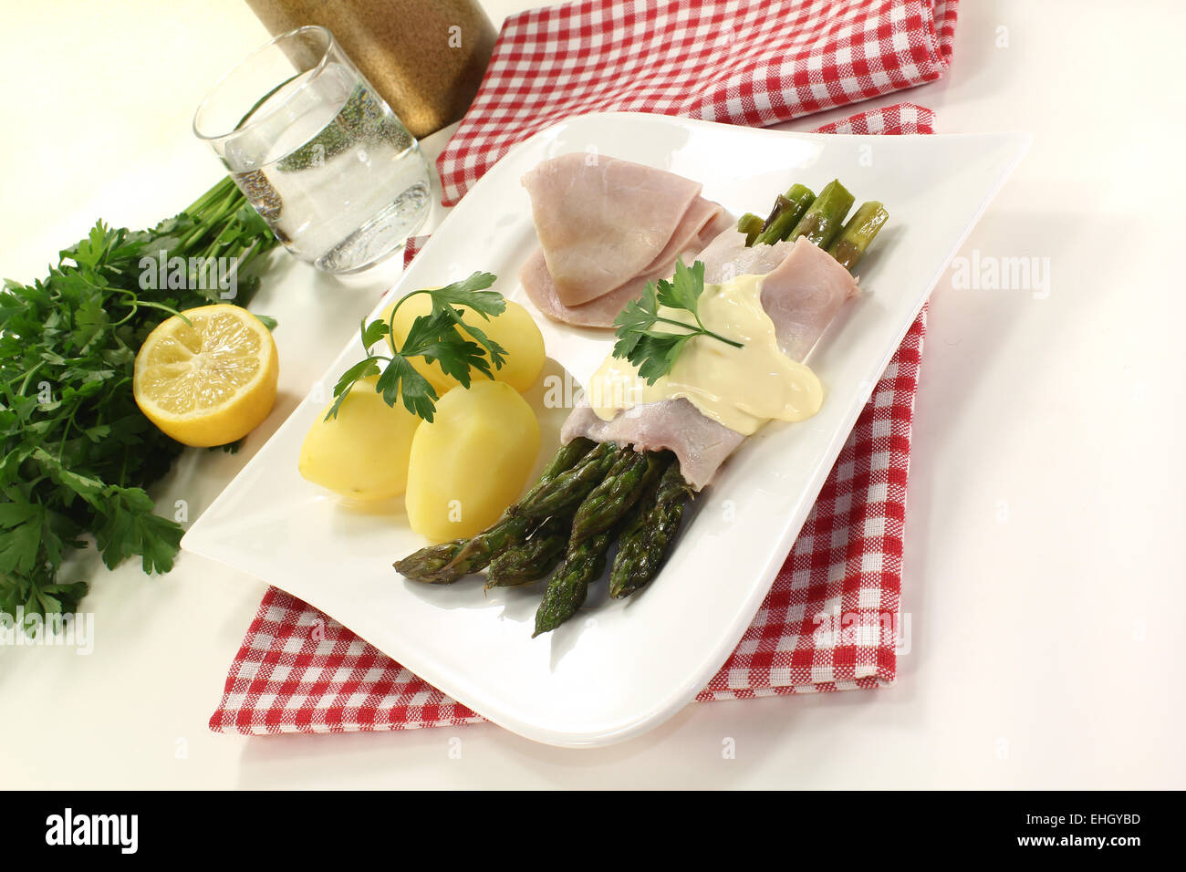 Asparagi di Bassano con salsa olandese Foto Stock