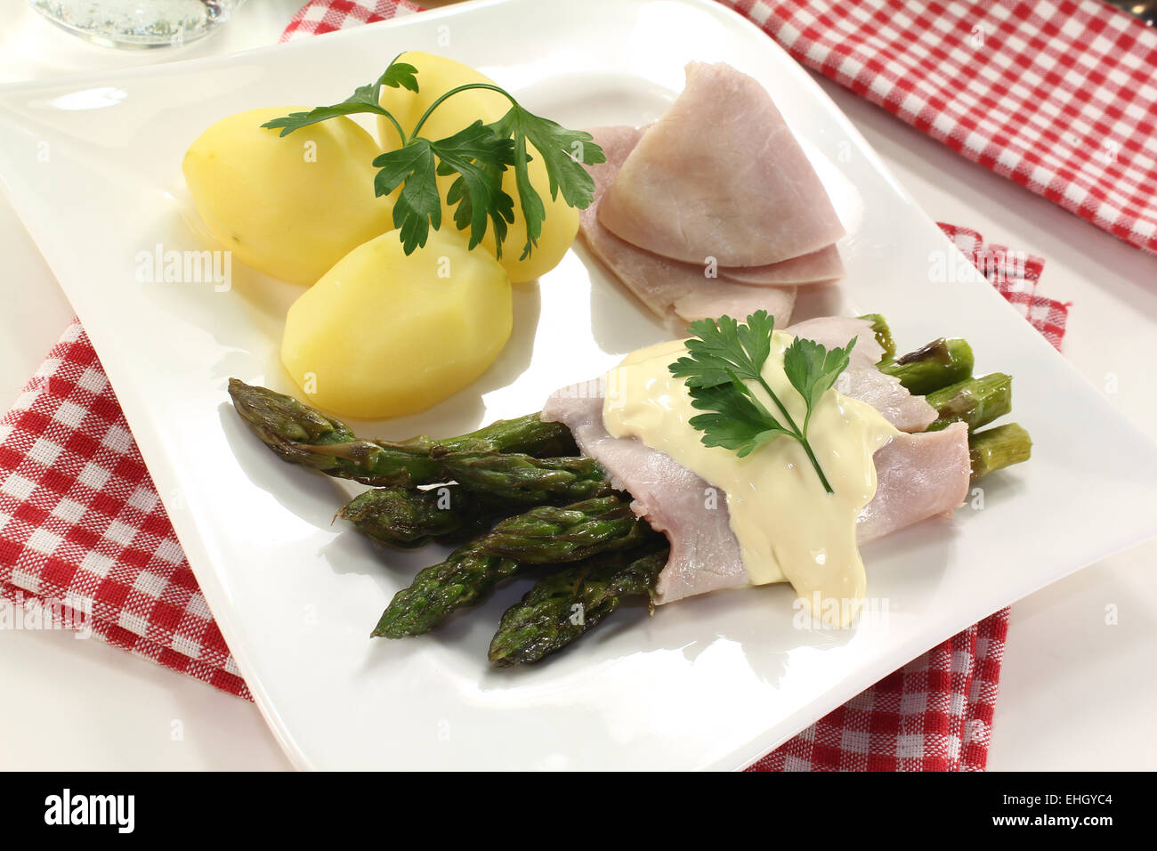 Asparagi di Bassano con salsa olandese e prosciutto Foto Stock