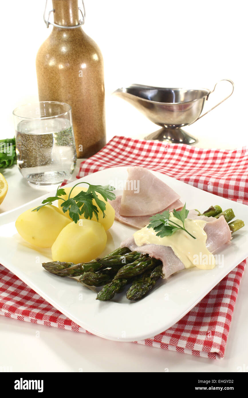 Asparagi di Bassano con salsa olandese e prezzemolo Foto Stock