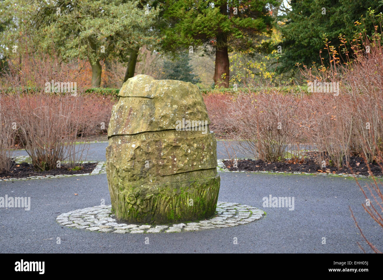 La scultura in pietra in poeti scozzese nel Giardino delle Rose in Queen's Park, Glasgow, Scozia Foto Stock