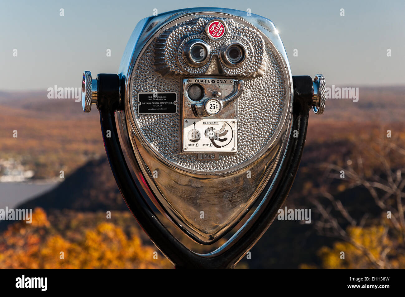 Un visore binoculare guardando fuori sopra le montagne Foto Stock