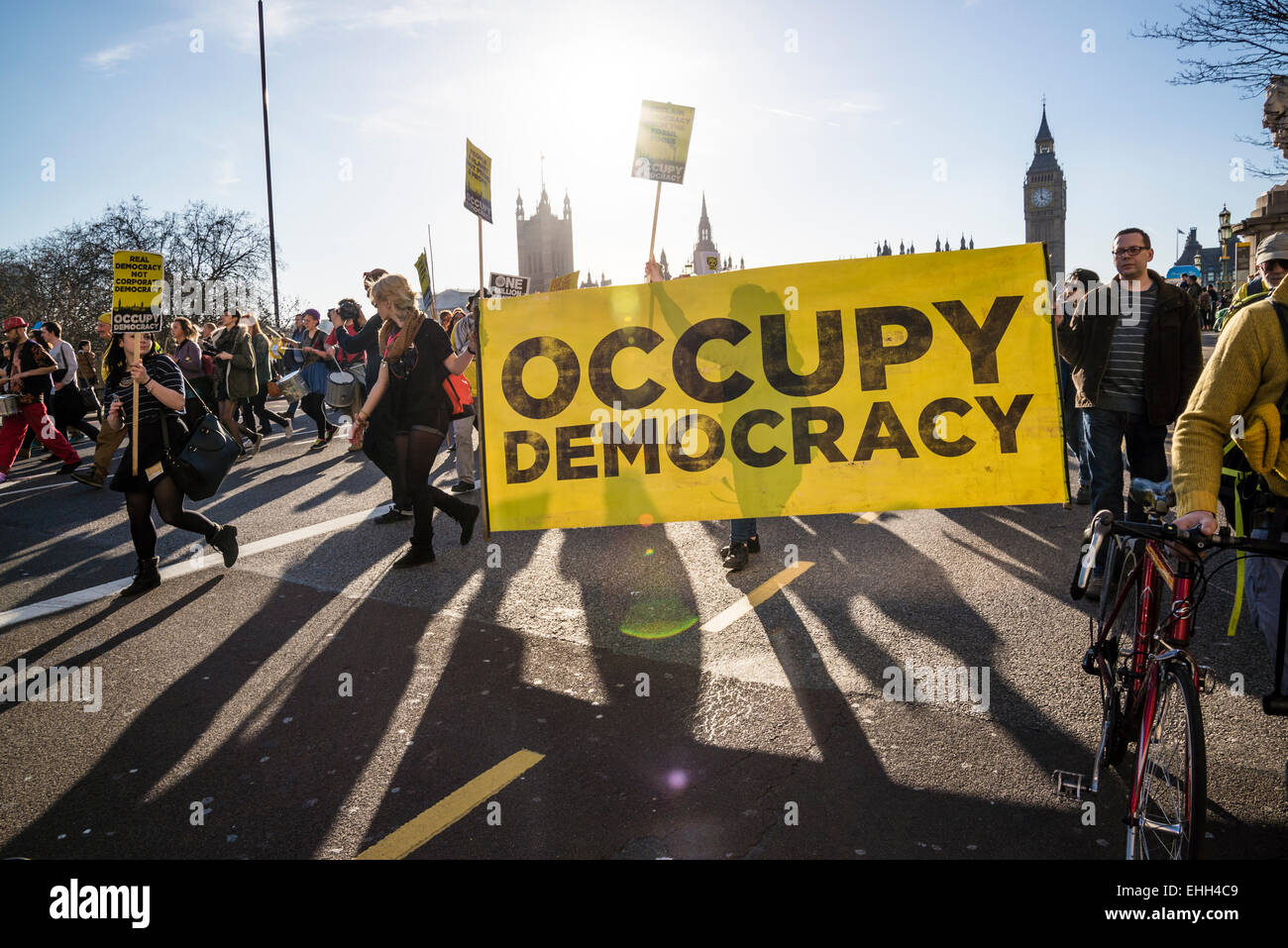 La campagna contro i cambiamenti climatici di dimostrazione sul Westminster Bridge, Londra, 7 marzo 2015, Regno Unito Foto Stock