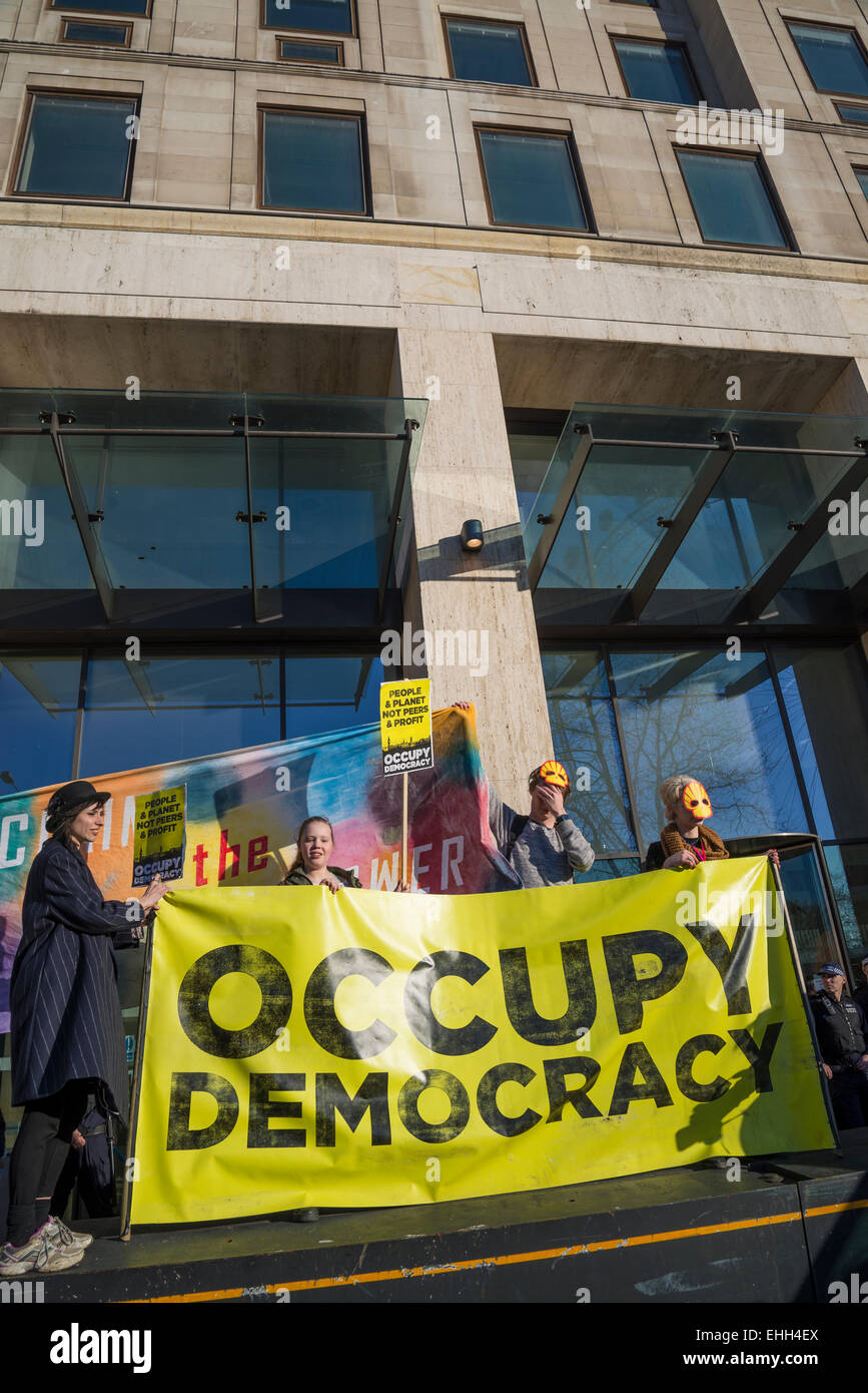 La campagna contro i cambiamenti climatici dimostrazione, occupano nella parte anteriore del guscio edificio, Londra, 7 marzo 2015, Regno Unito Foto Stock
