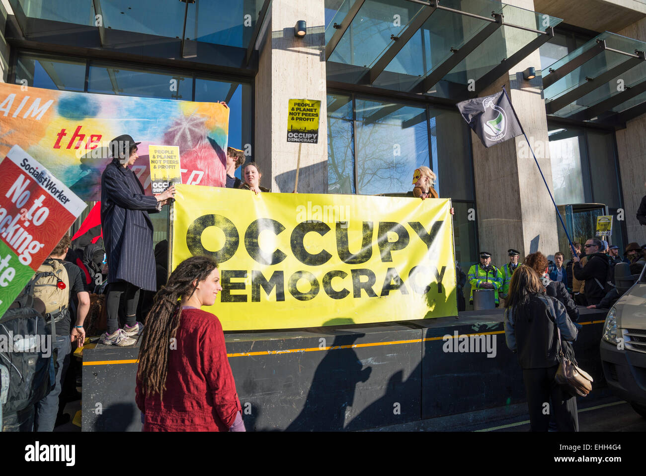La campagna contro i cambiamenti climatici dimostrazione, occupano nella parte anteriore del guscio edificio, Londra, 7 marzo 2015, Regno Unito Foto Stock