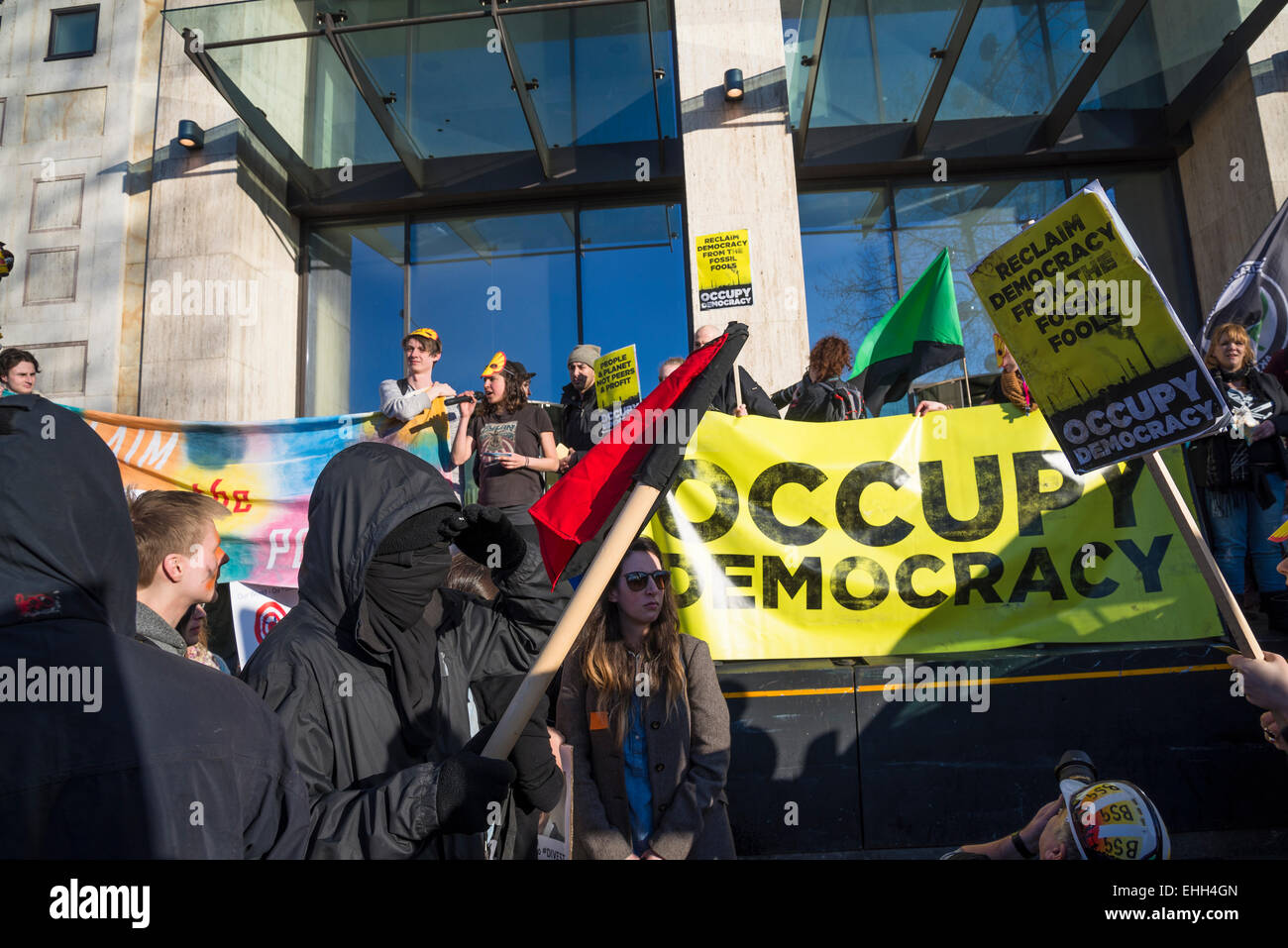 La campagna contro i cambiamenti climatici dimostrazione, occupano nella parte anteriore del guscio edificio, Londra, 7 marzo 2015, Regno Unito Foto Stock