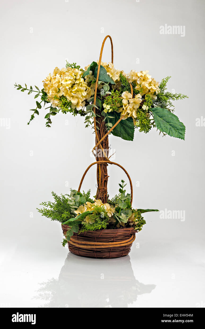 Bouquet decorativo per la tavola di nozze su sfondo bianco,isolato Foto Stock