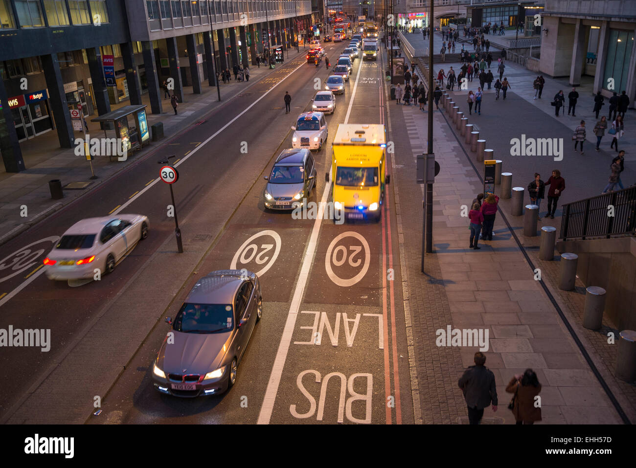 Il traffico sul Westminster Bridge Road al crepuscolo. London, England, Regno Unito Foto Stock