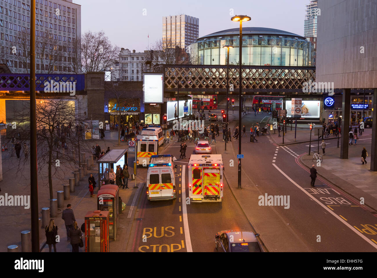 Il traffico sul Westminster Bridge Road al crepuscolo. London, England, Regno Unito Foto Stock