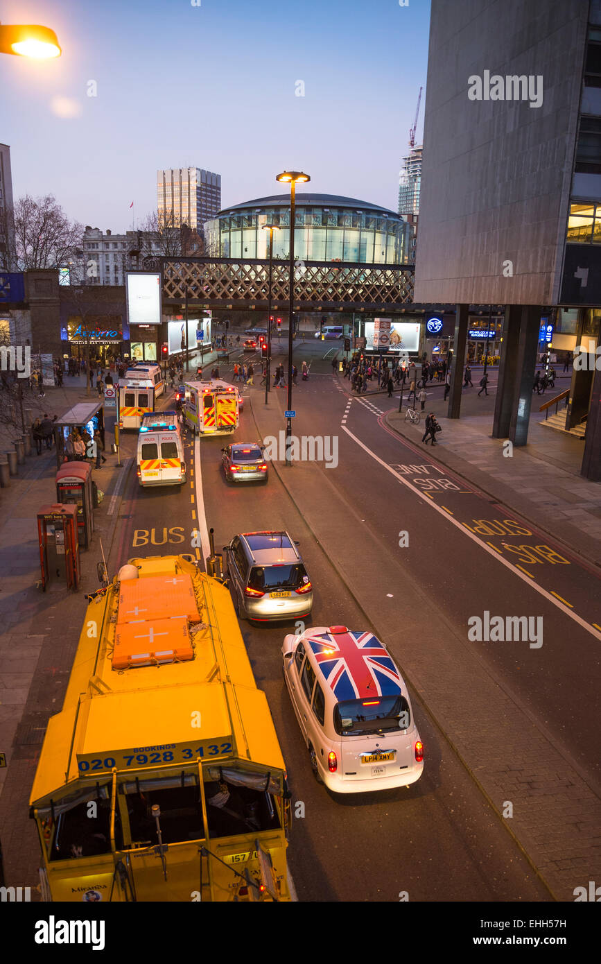 Il traffico sul Westminster Bridge Road al crepuscolo. London, England, Regno Unito Foto Stock