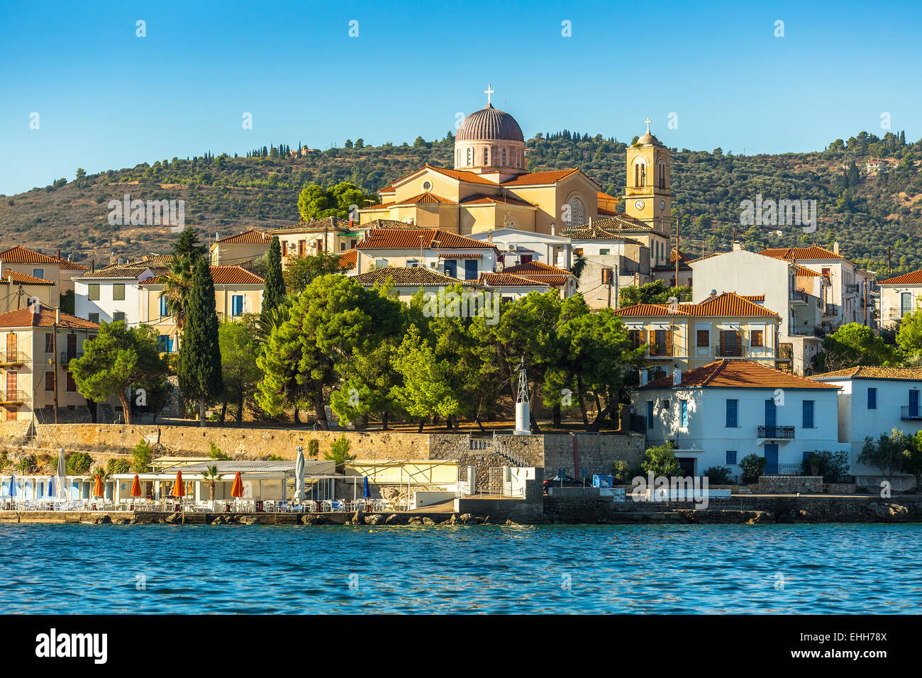 Vista dal mare di edifici e Ortodossi tempio di un porto greco Galaxidi in Grecia. Foto Stock