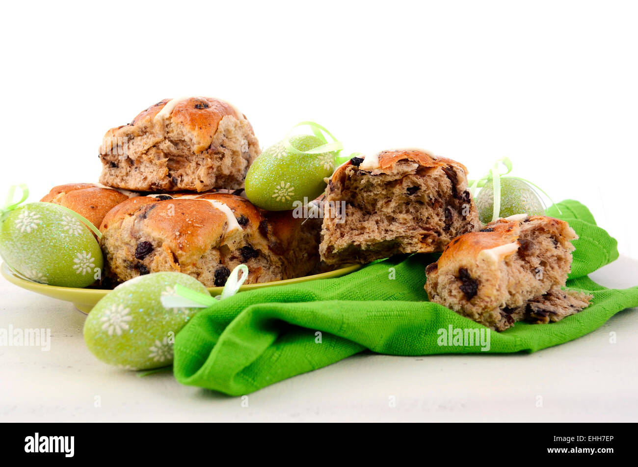 Pasqua frutta dolci tradizionali sul verde polka dot piastra su bianco tavola di legno. Foto Stock