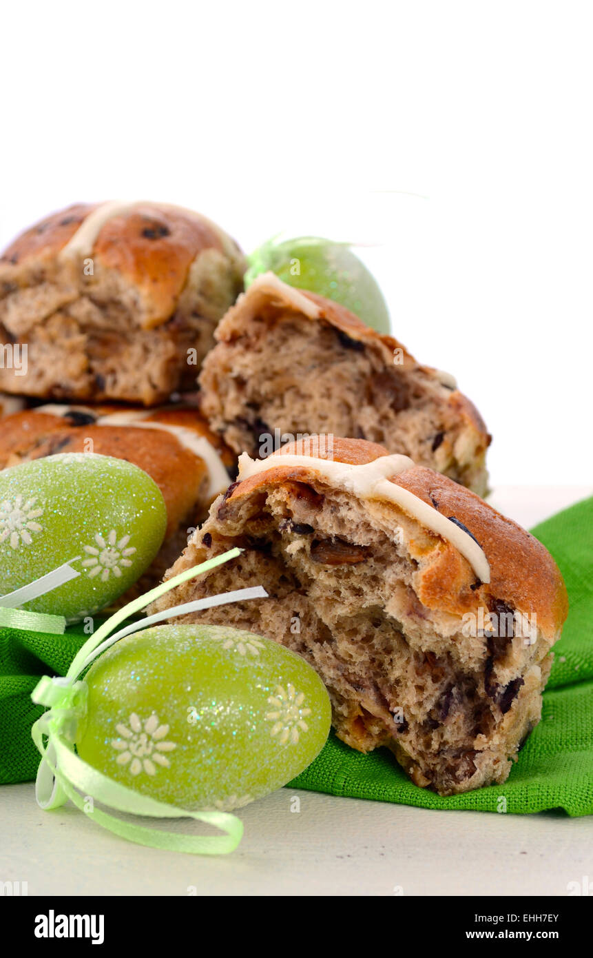 Pasqua frutta dolci tradizionali sul verde polka dot piastra su bianco tavola di legno. Foto Stock