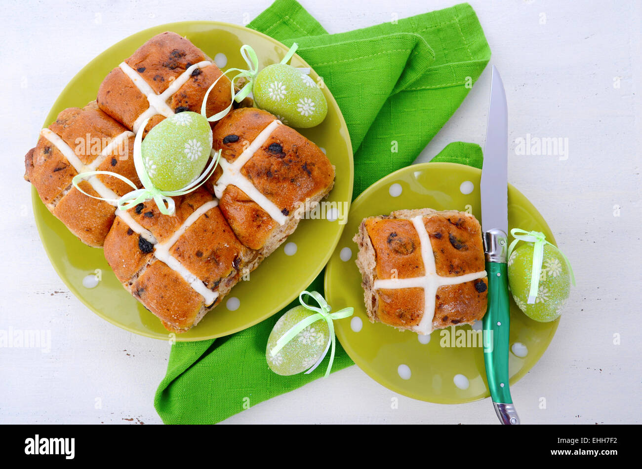 Pasqua frutta dolci tradizionali sul verde polka dot piastra su bianco tavola di legno. Foto Stock