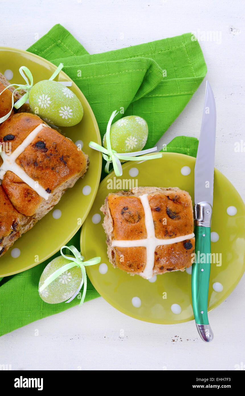 Pasqua frutta dolci tradizionali sul verde polka dot piastra su bianco tavola di legno. Foto Stock