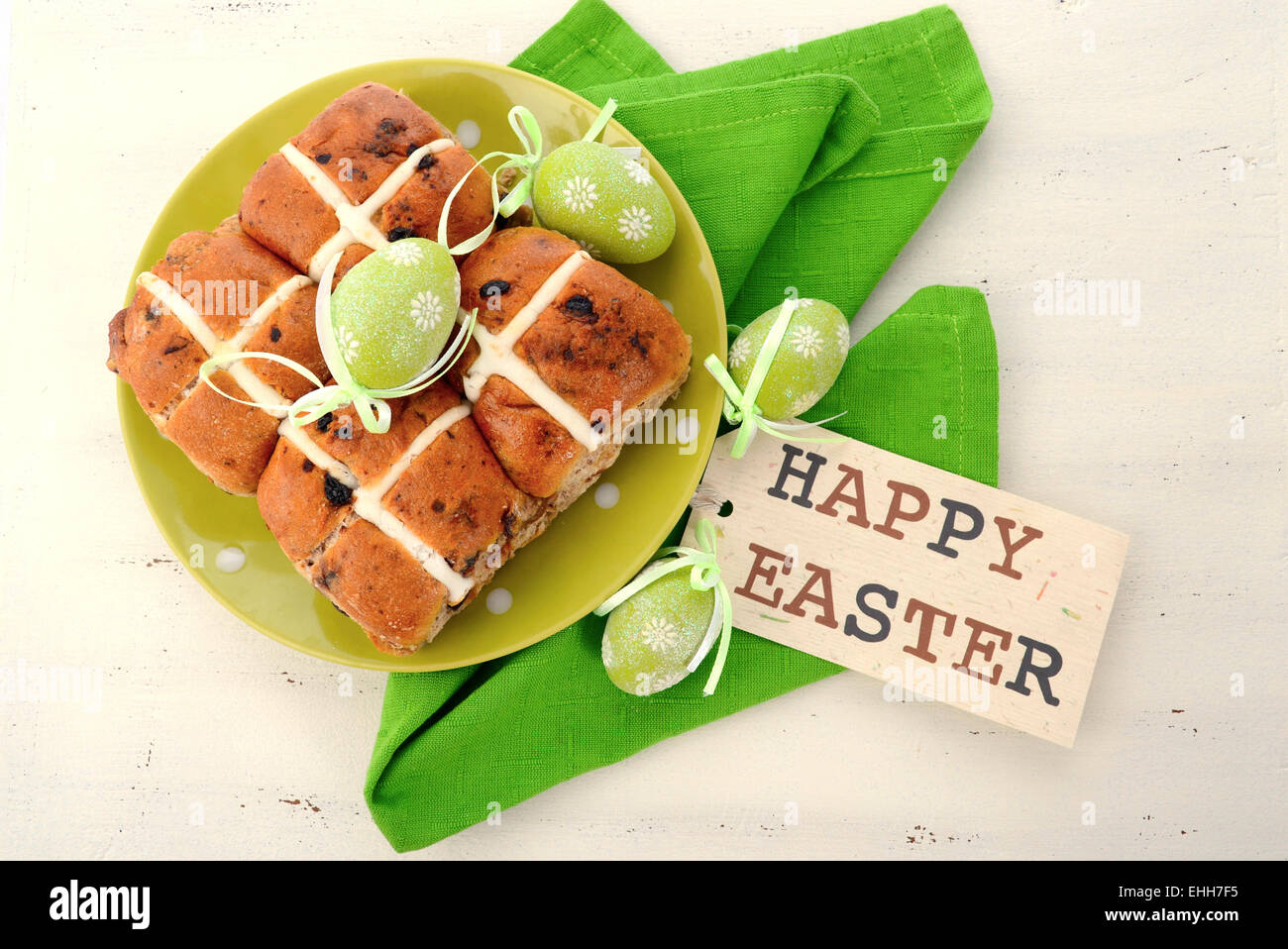 Pasqua frutta dolci tradizionali sul verde polka dot piastra su bianco tavola di legno. Foto Stock