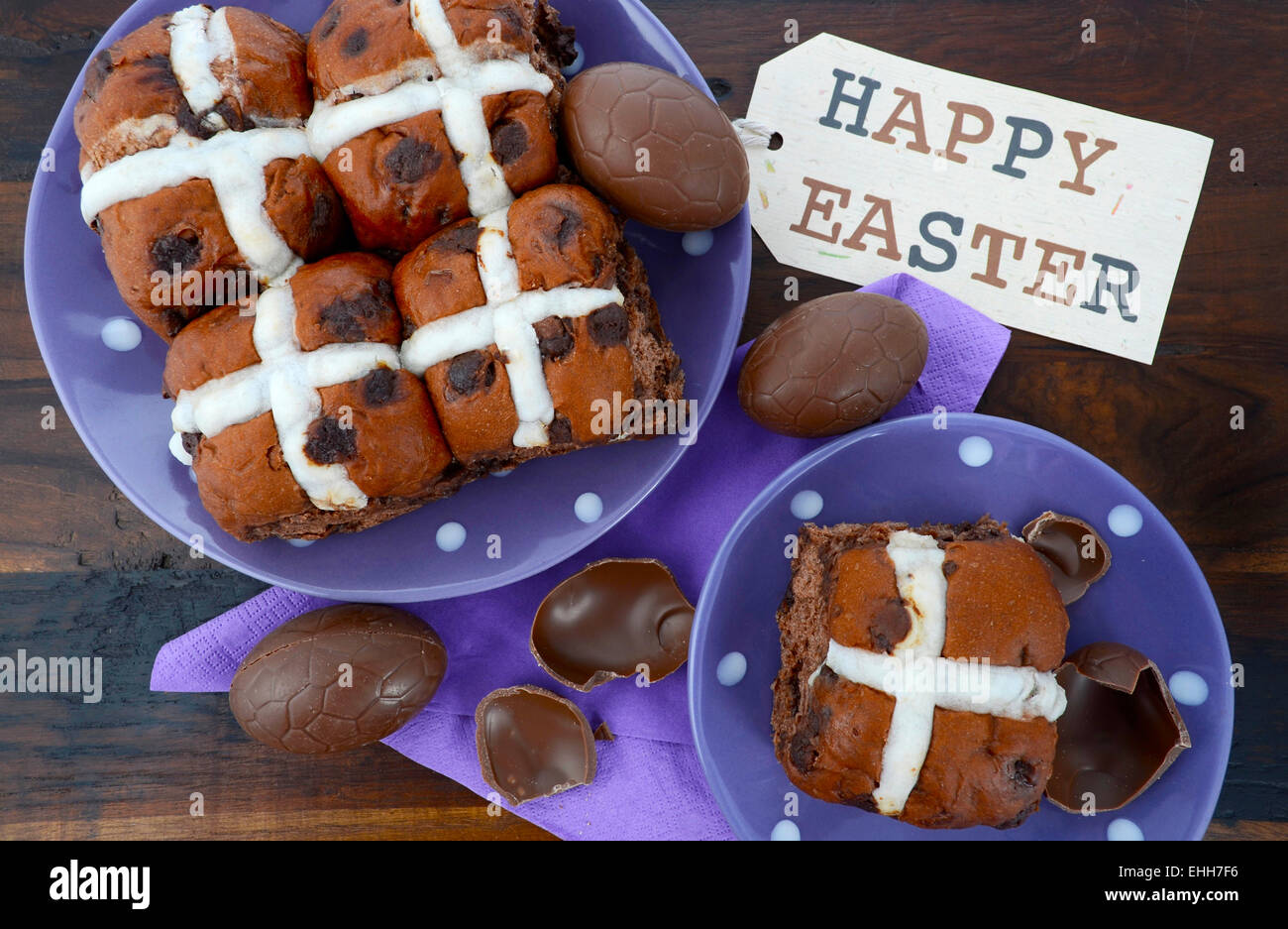 Pasqua a caldo al cioccolato ciambelle a croce in legno scuro tavolo. Foto Stock