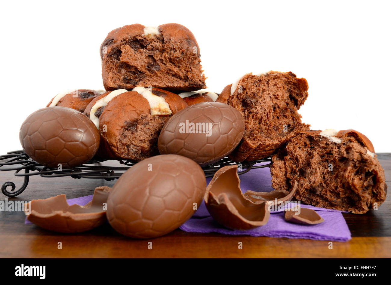 Pasqua a caldo al cioccolato ciambelle a croce in legno scuro tavolo. Foto Stock