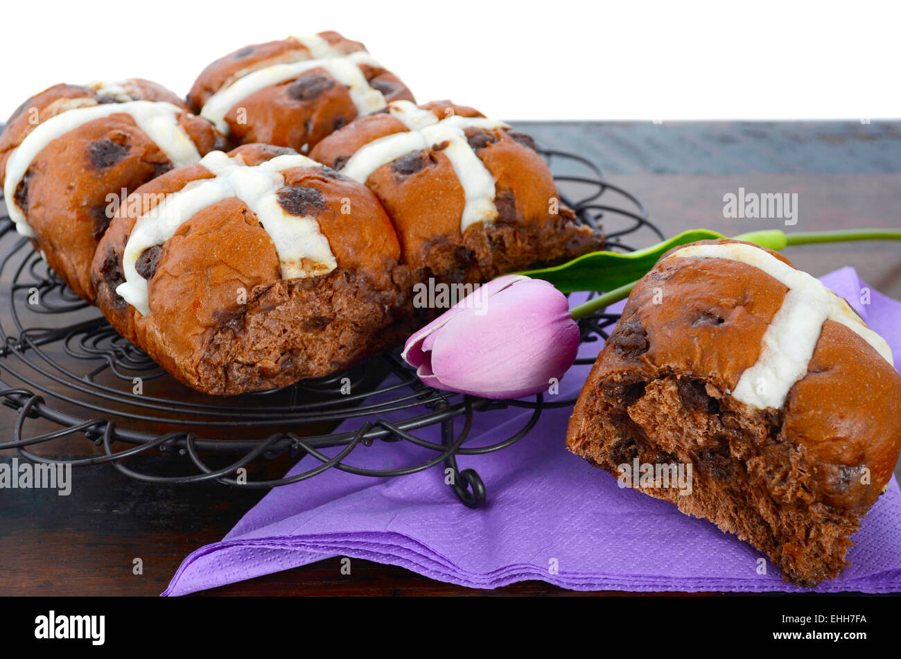 Pasqua a caldo al cioccolato ciambelle a croce in legno scuro tavolo. Foto Stock