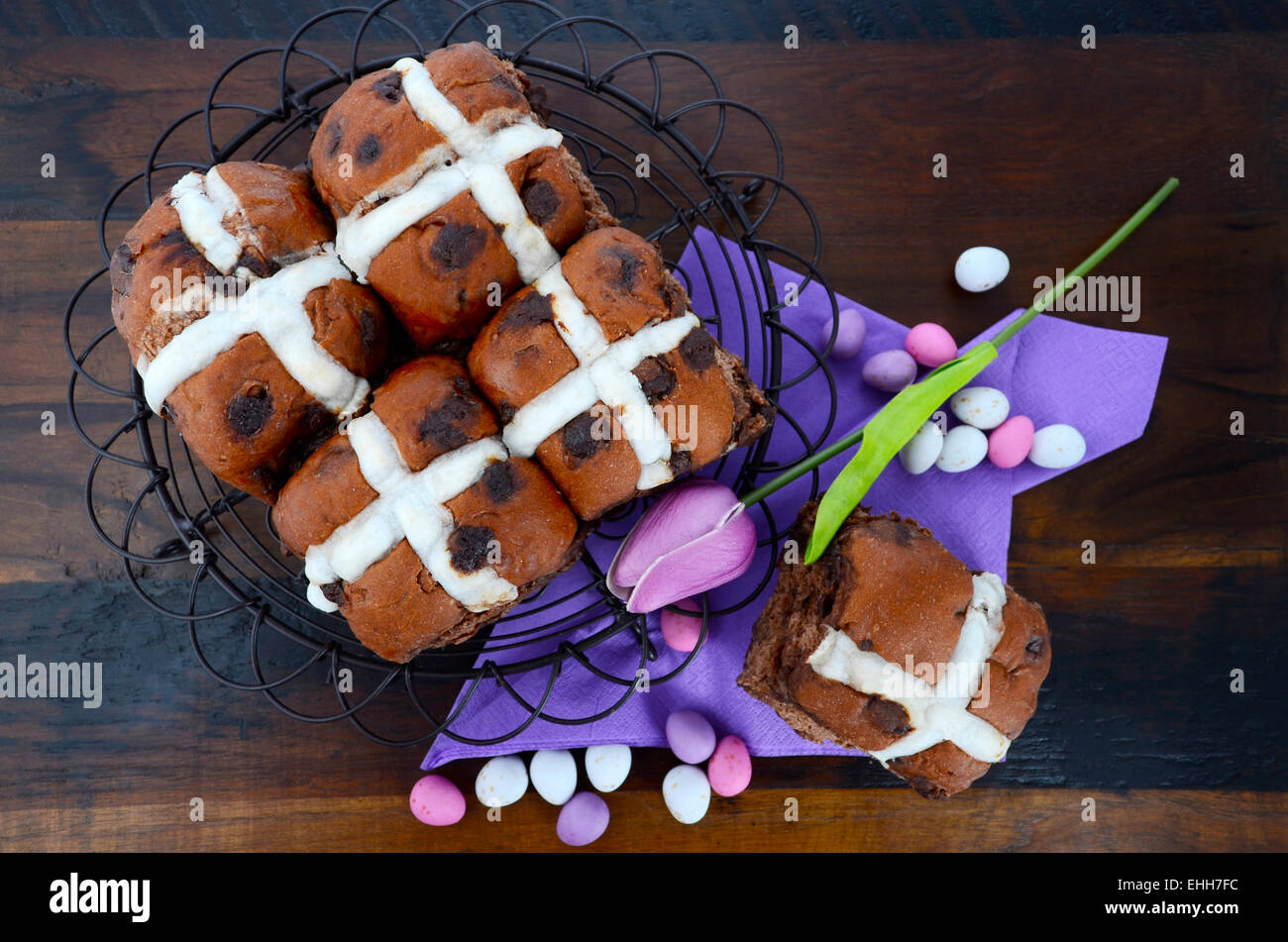 Pasqua a caldo al cioccolato ciambelle a croce in legno scuro tavolo. Foto Stock