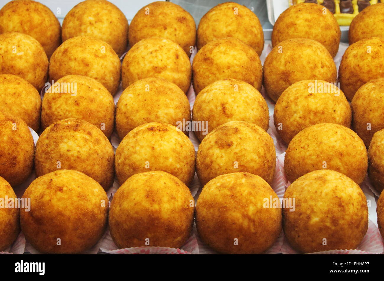 Vassoio di arancini siciliani Foto Stock