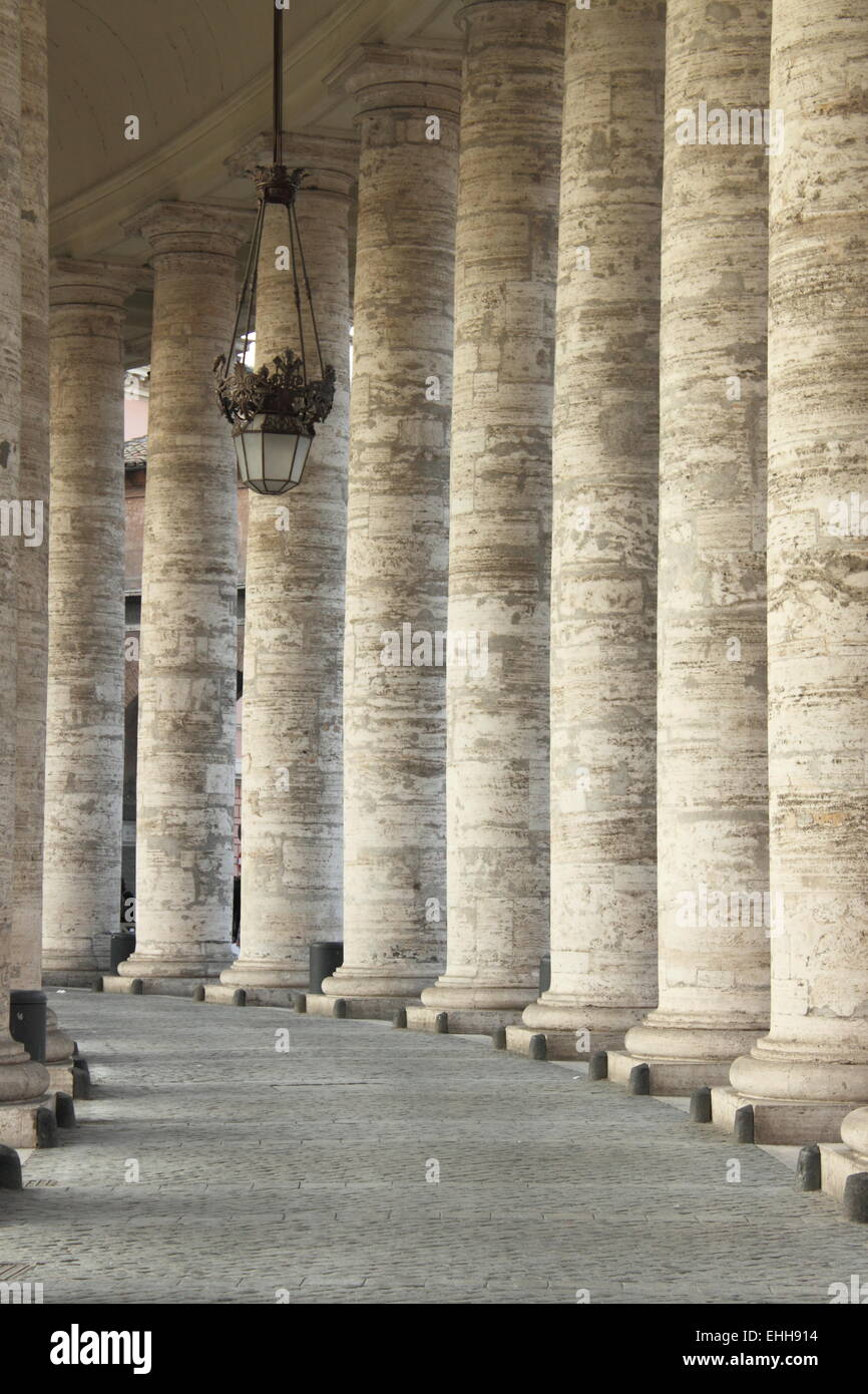 Colonnato della Basilica di San Pietro a Roma Foto Stock