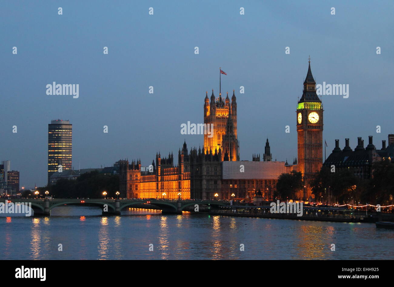 Londra lo skyline di notte Foto Stock