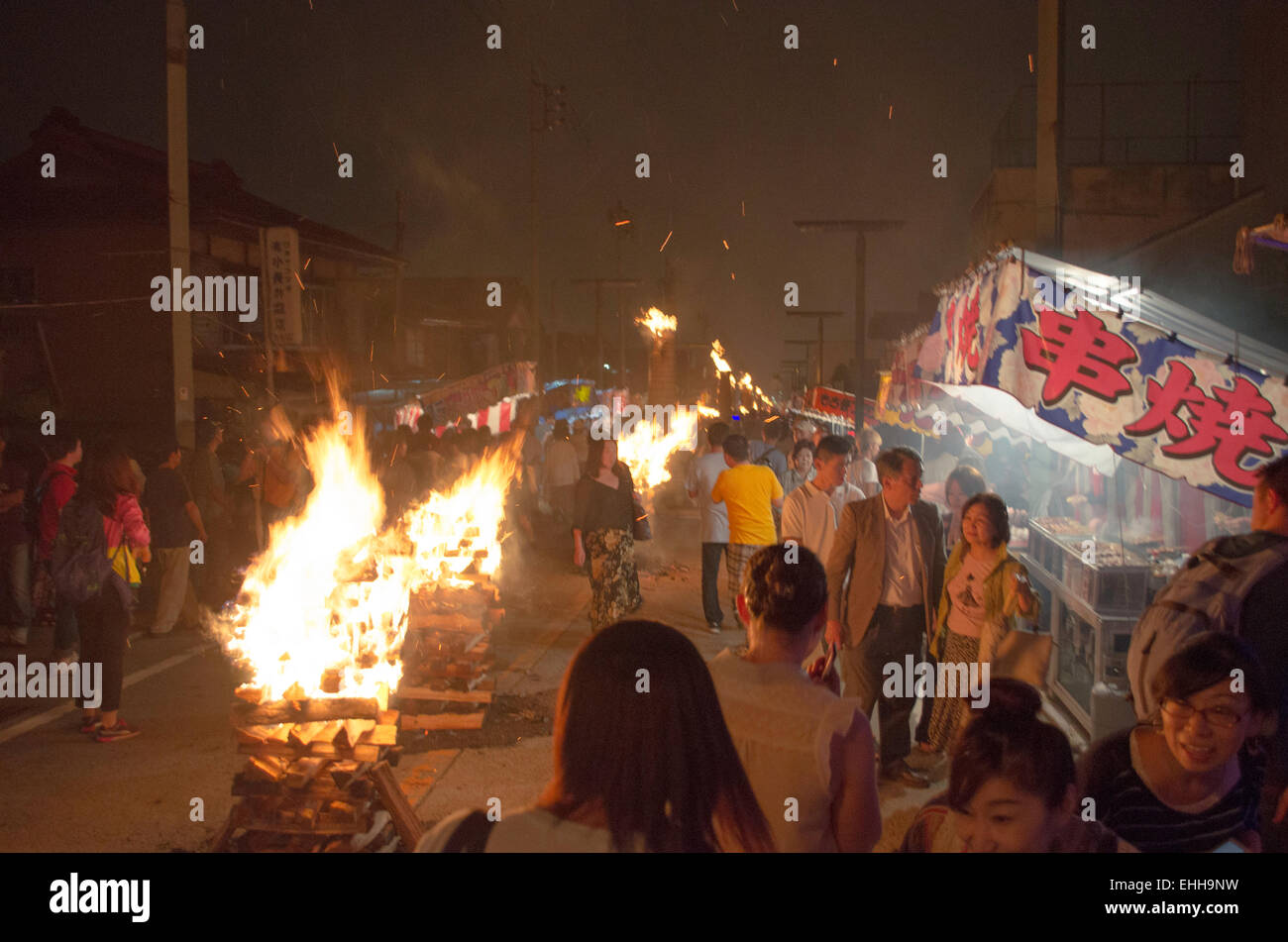 I frequentatori del festival potrete passeggiare lungo una strada fiancheggiata con ardente taimatsu torce a Yoshida Fire Festival 'Himatsuri' in Yamanashi, Giappone Foto Stock