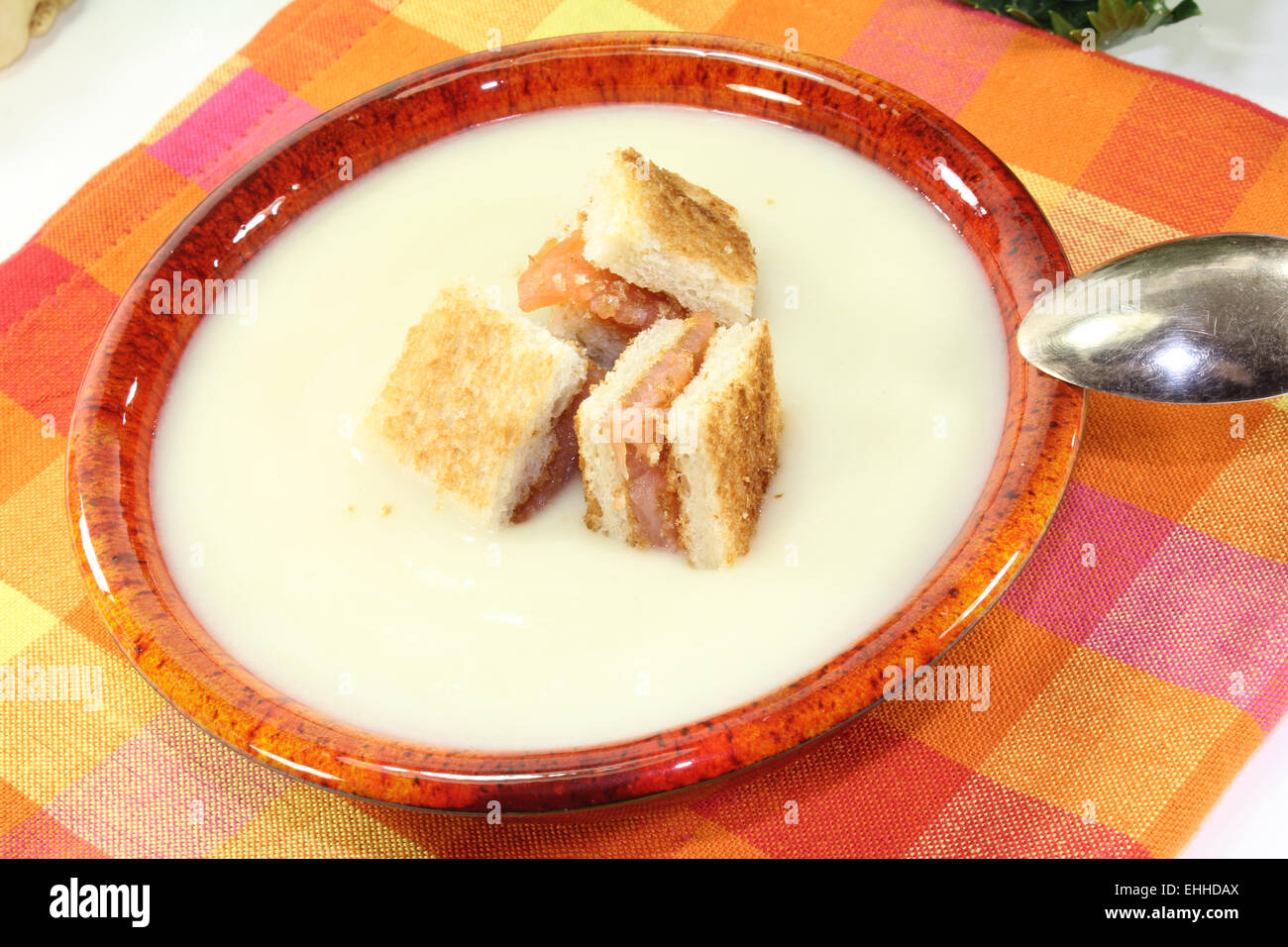 Crema di zuppa di sedano con salmone fresco di crostini Foto Stock