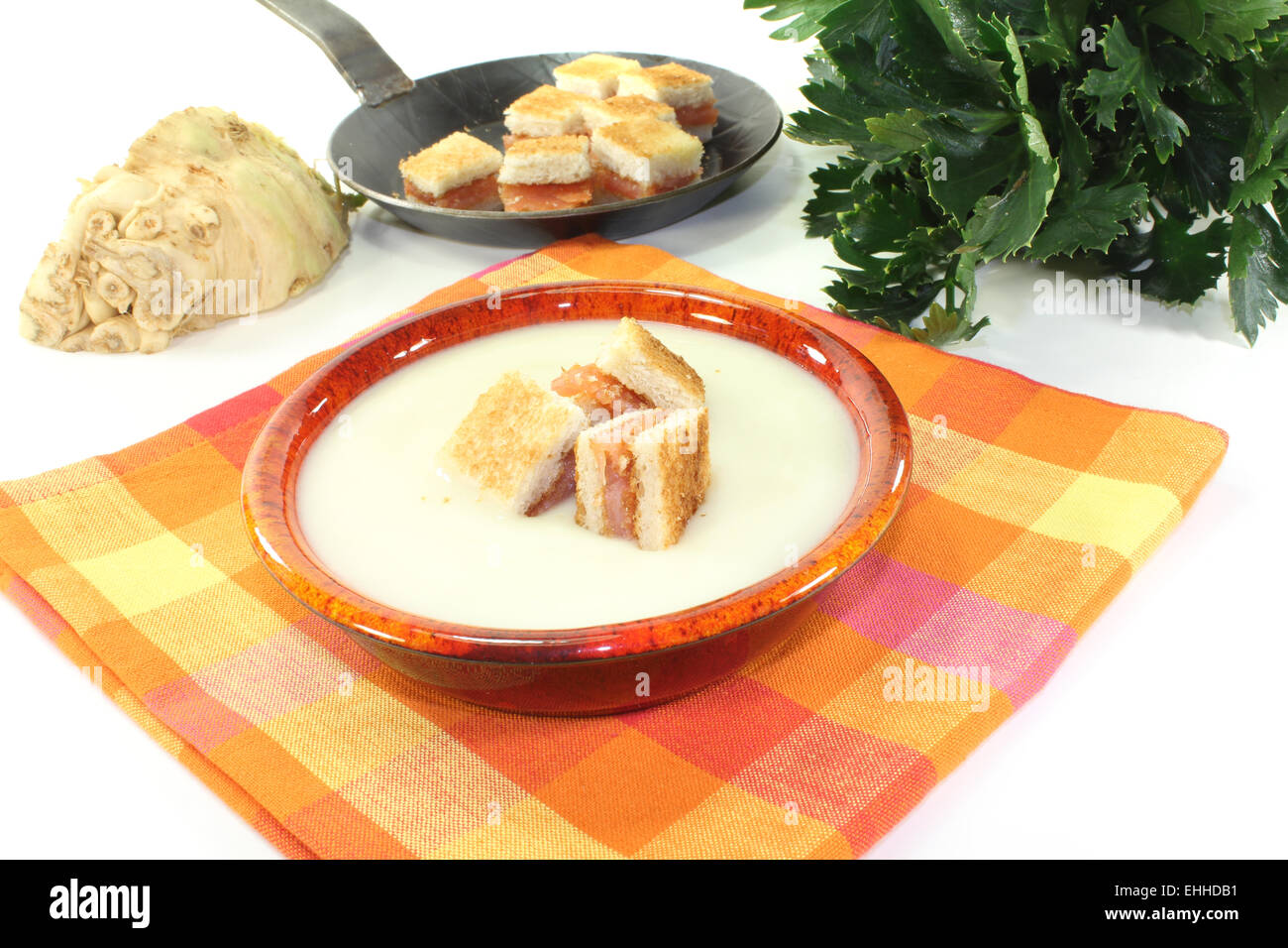 Crema cotta di zuppa di sedano con crostini di salmone Foto Stock
