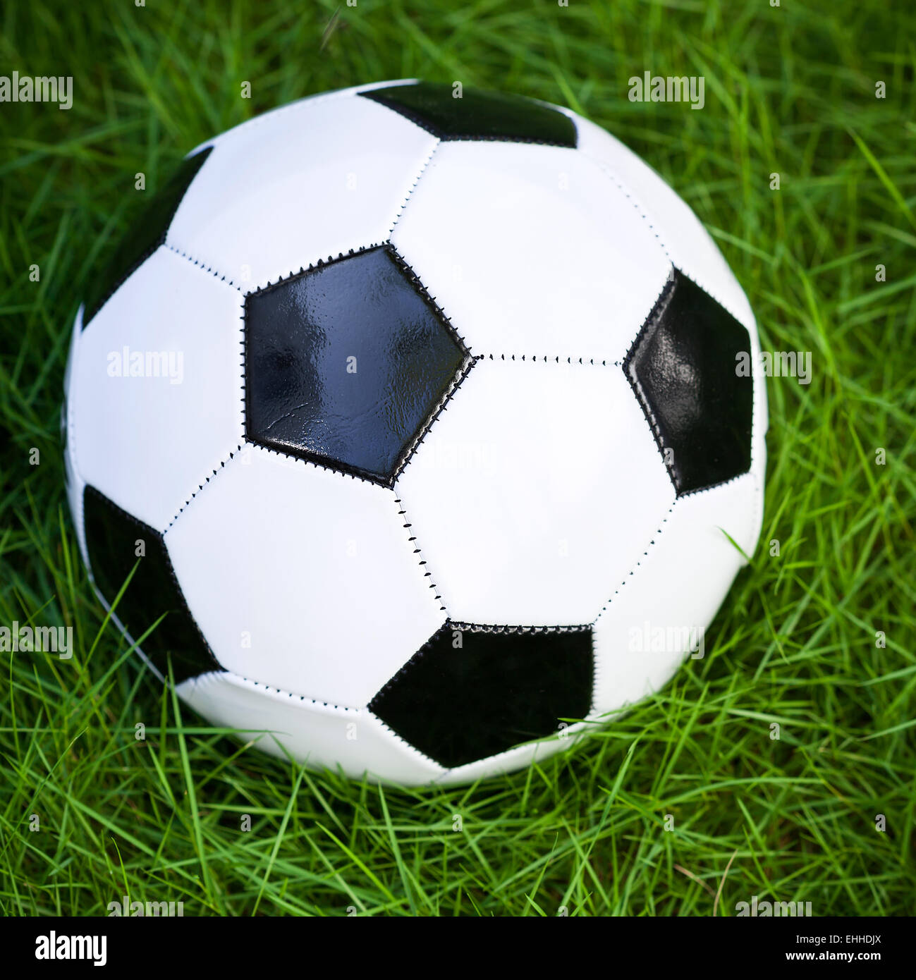 Pallone da calcio in erba verde campo closeup Foto Stock