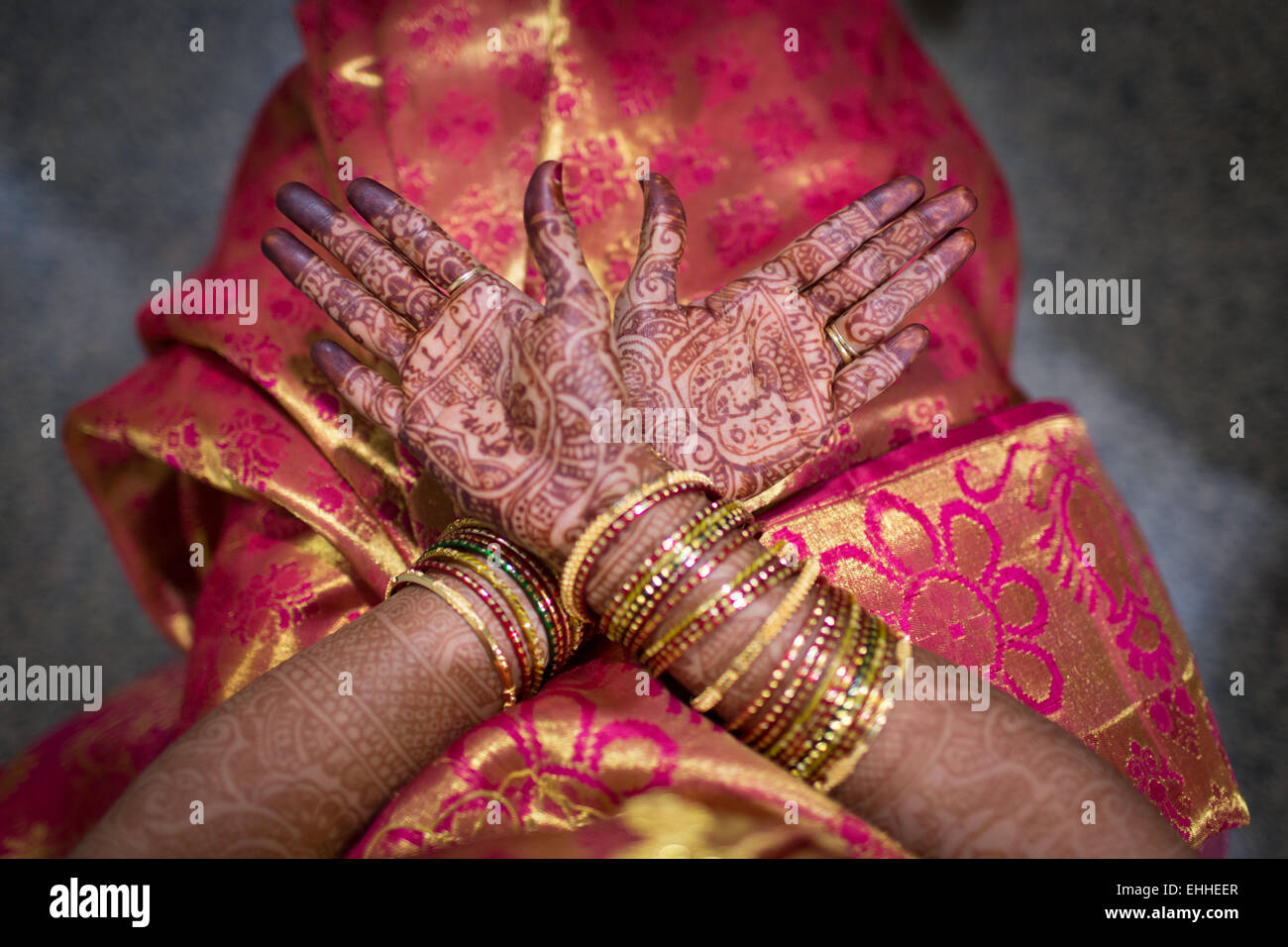 Close-up di sposa indiano con le mani il design del tatuaggio Foto Stock