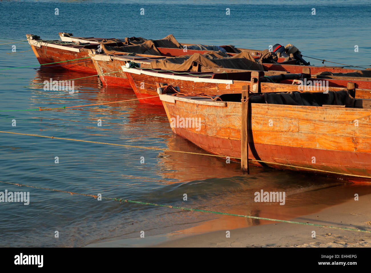 Barche in legno su una spiaggia nel tardo pomeriggio di luce, isola di Zanzibar Foto Stock
