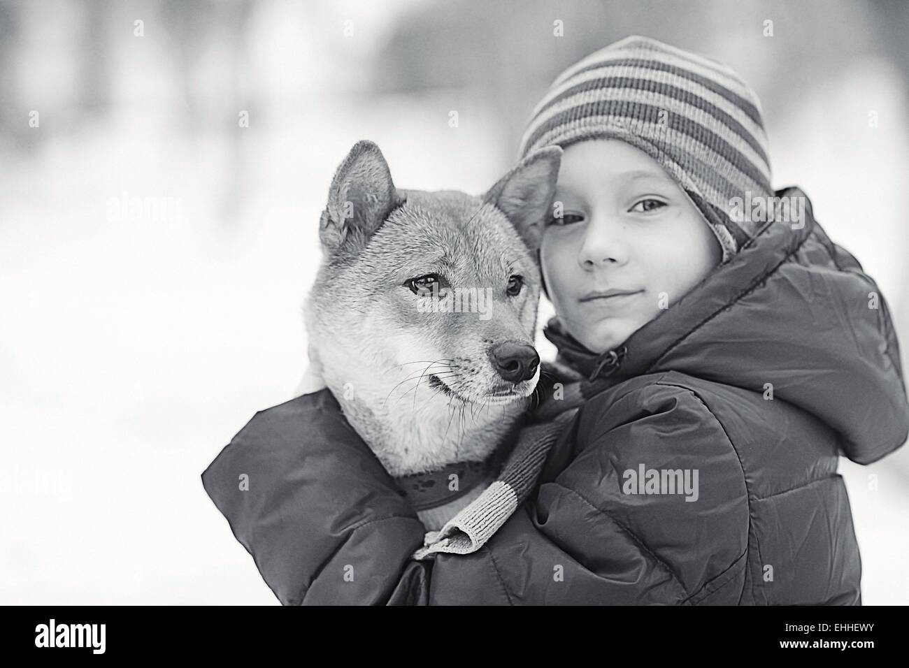 Bambini e cani concetto di amicizia lealtà Foto Stock