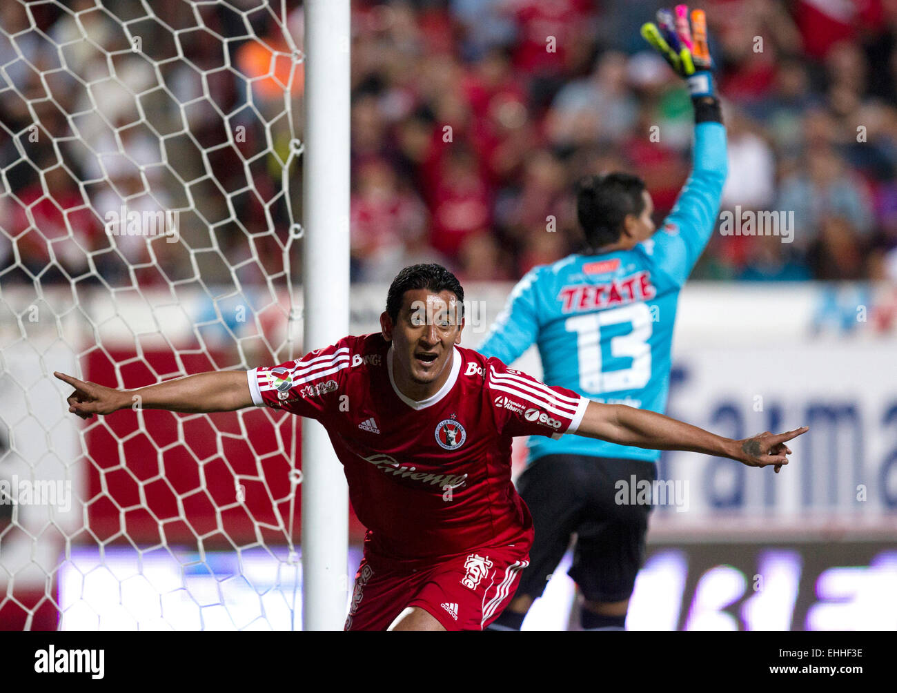 Tijuana, Messico. 13 Mar, 2015. Alfredo Moreno (L) di Xolos festeggia il suo gol contro Veracruz durante una partita di viaggio 10 del campionato MX Clousure torneo 2015 in Caliente Stadium di Tijuana City, a nord-est del Messico, il 13 marzo 2015. Credito: Guillermo Arias/Xinhua/Alamy Live News Foto Stock