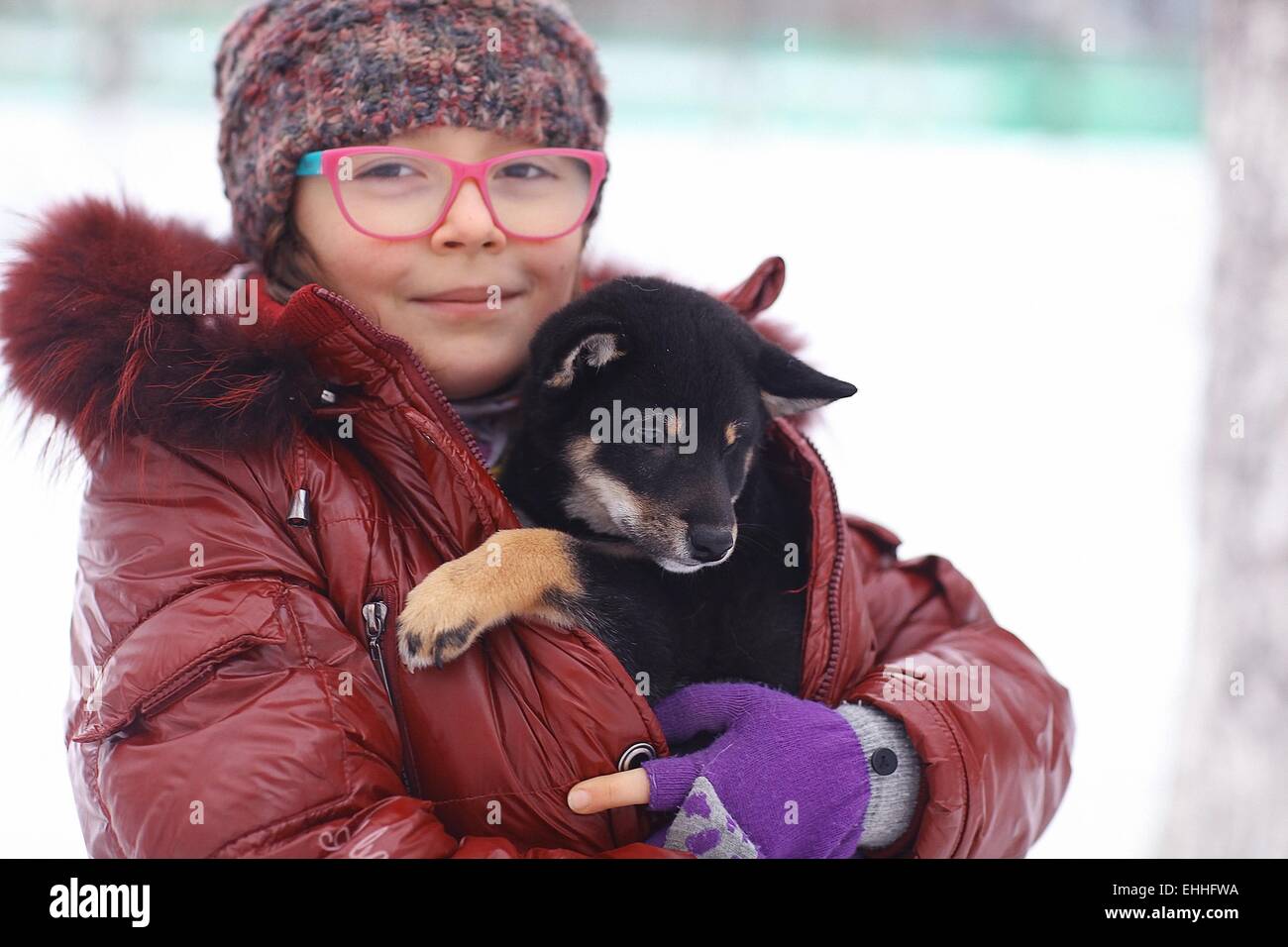 Ritratto di una ragazza e il cucciolo di inverno Foto Stock