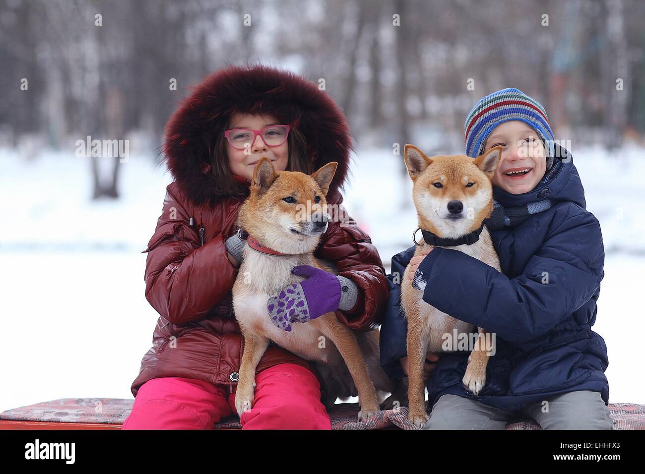 Ritratto di una ragazza e il cucciolo di inverno Foto Stock