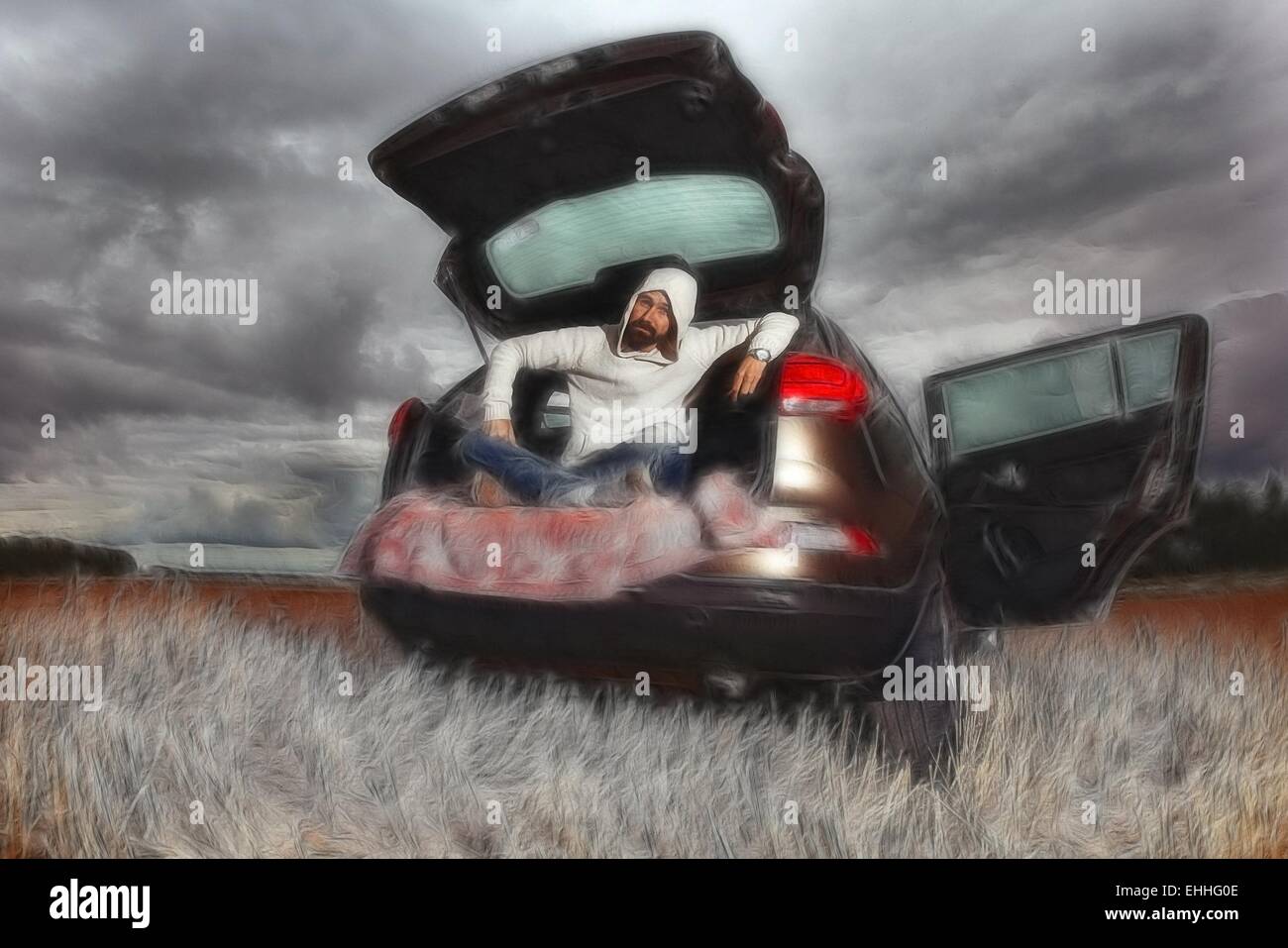 Traveler in una jeep sky nuvole autunno Foto Stock
