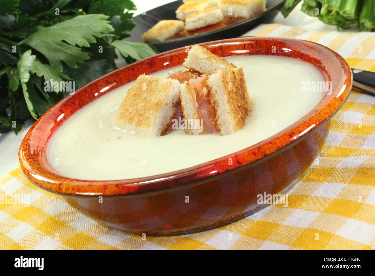 La crema fresca di sedano zuppa con crostini di salmone Foto Stock