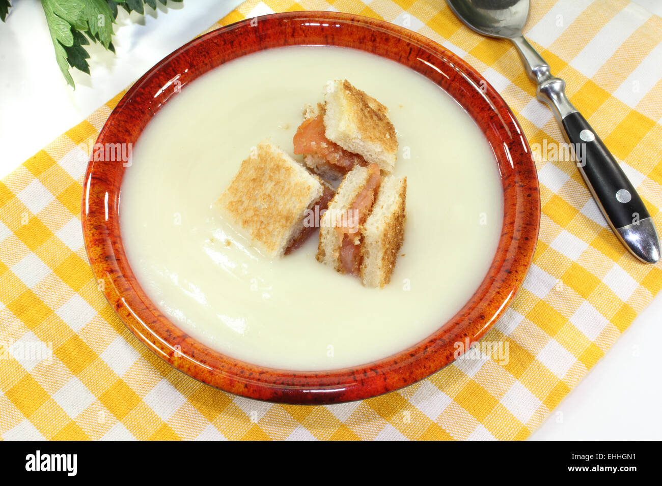 Crema di zuppa di sedano con crostini di salmone Foto Stock