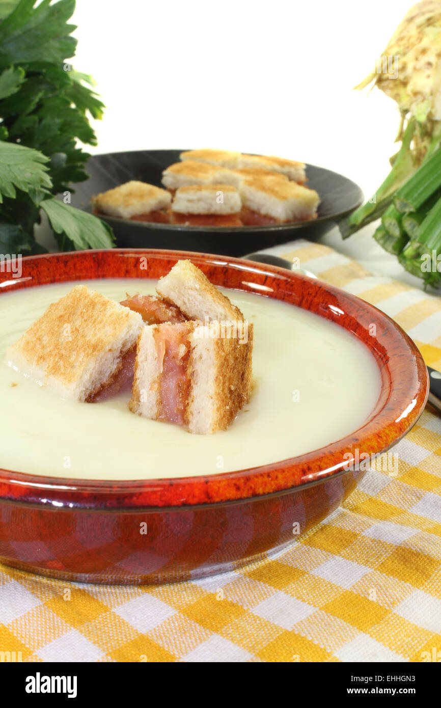 Crema cotta di zuppa di sedano con crostini di salmone Foto Stock