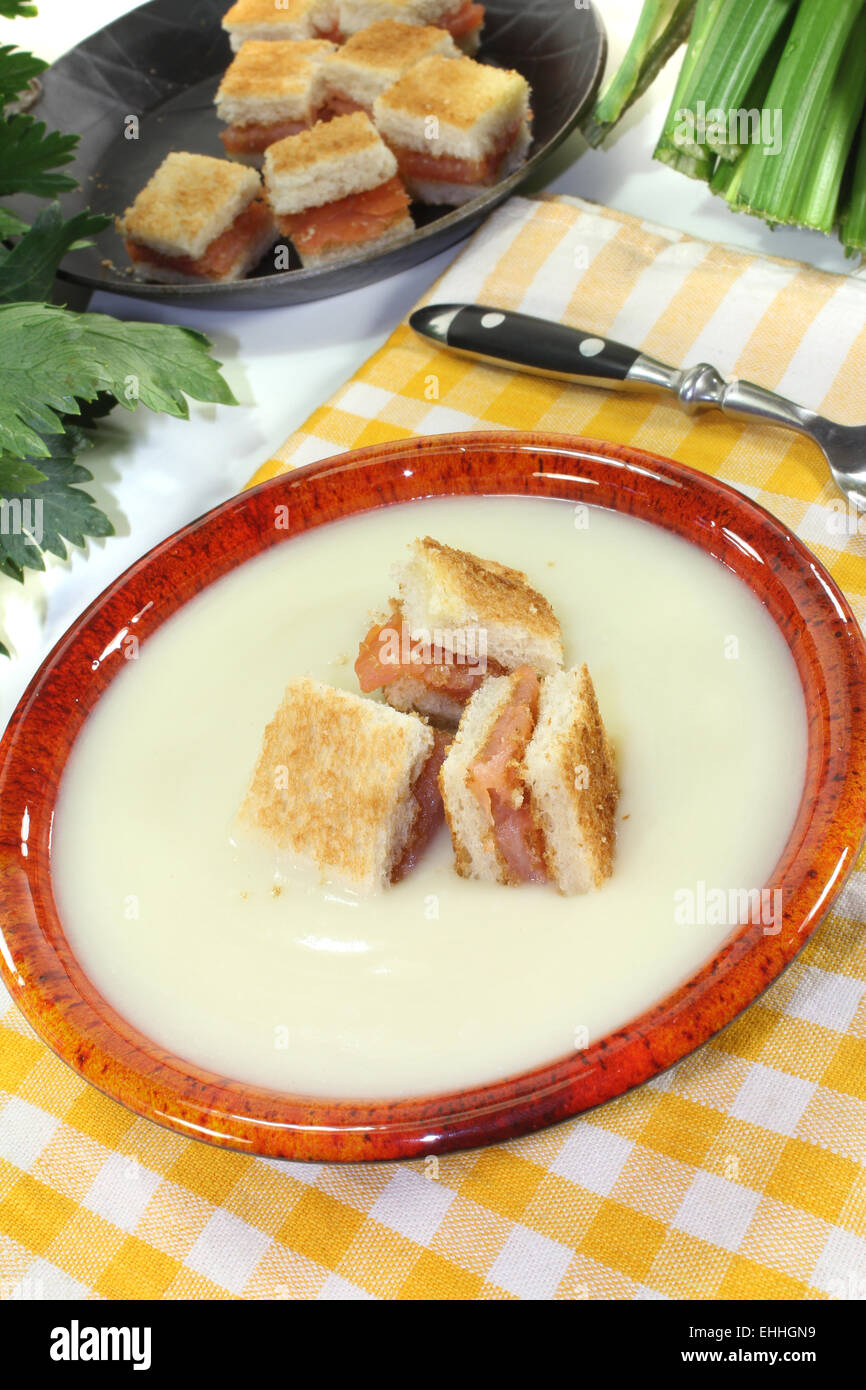 Cucinata fresca crema di zuppa di sedano con salmone Foto Stock