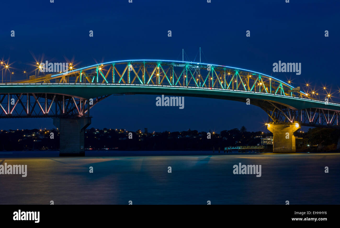 Il Ponte del porto di Auckland, in Nuova Zelanda, illuminato per la prima volta con più di mille LED luce tubi costituiti da oltre 51.000 lampadine, nella celebrazione della città 175mo anniversario, sabato 14 marzo, 2015. Foto Stock