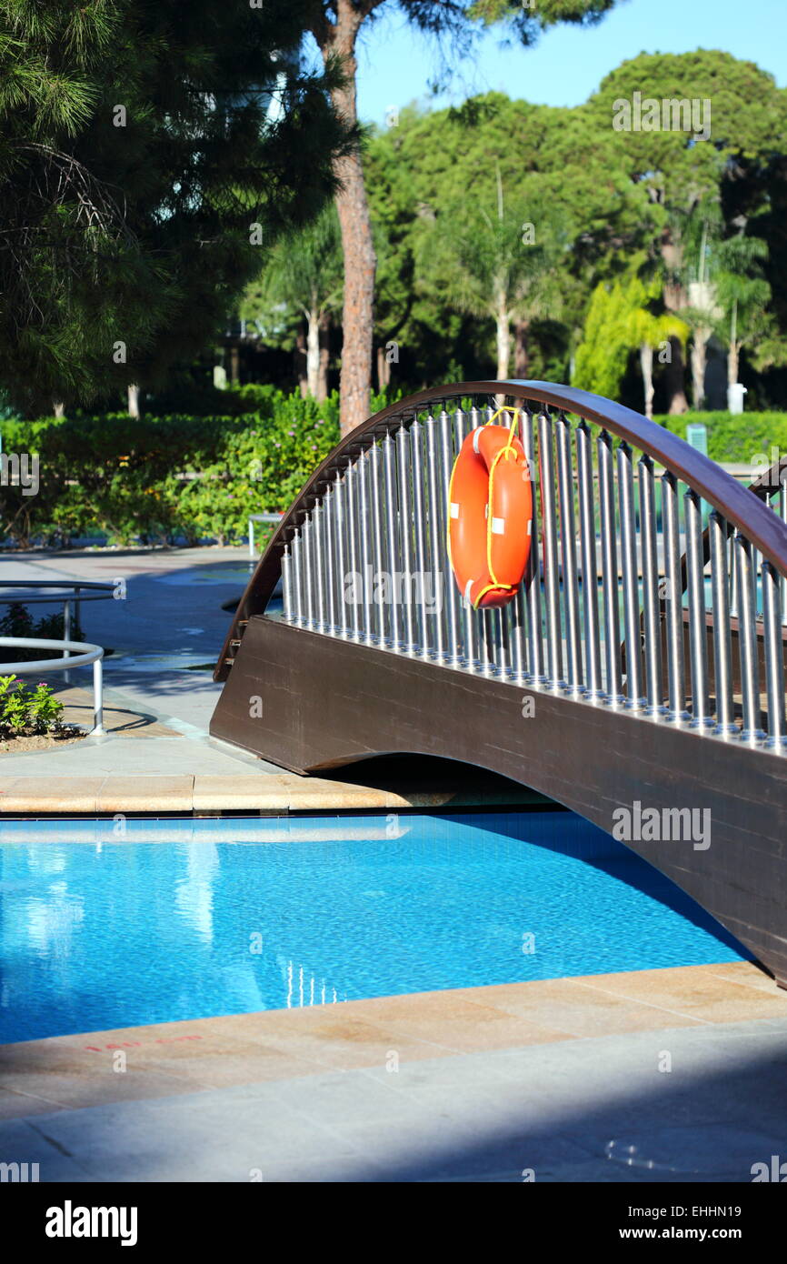 Ponte vicino alla piscina e la salvezza. Foto Stock