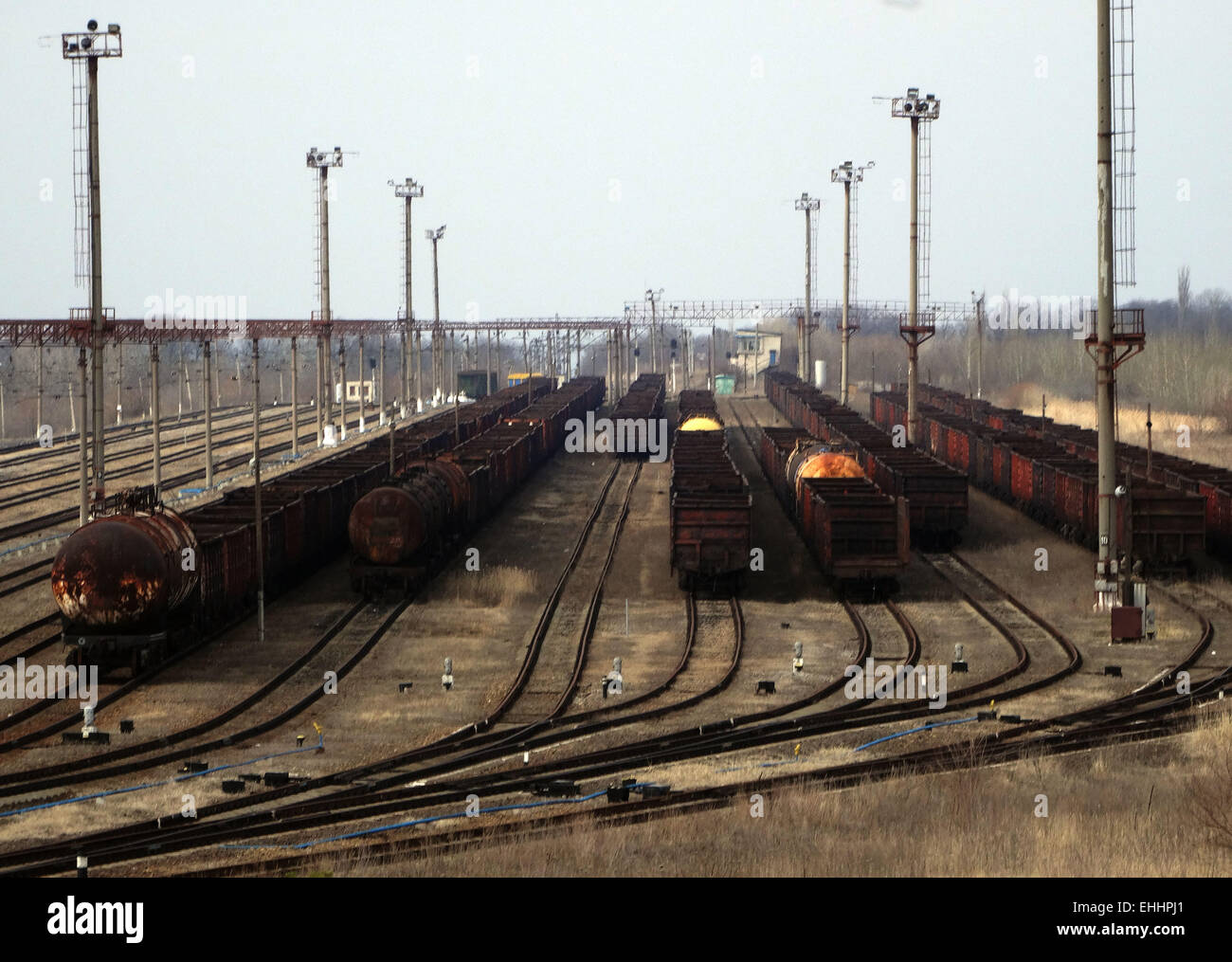 Lugansk, Ucraina. Xii Mar, 2015. Task Force Servizio di sicurezza ucraino insieme con la polizia di giovedì, 12 marzo 2015, ha impedito un atto terroristico vicino le infrastrutture critiche della regione - strada e ferrovia nella regione di Luhansk. Legge esecutori trovato sul lato della strada 'Lisichansk-Artemivs'k' improvvisati dispositivo esplosiva azione diretta dissimulata come un estintore. Credito: Igor Golovnov/Alamy Live News Foto Stock