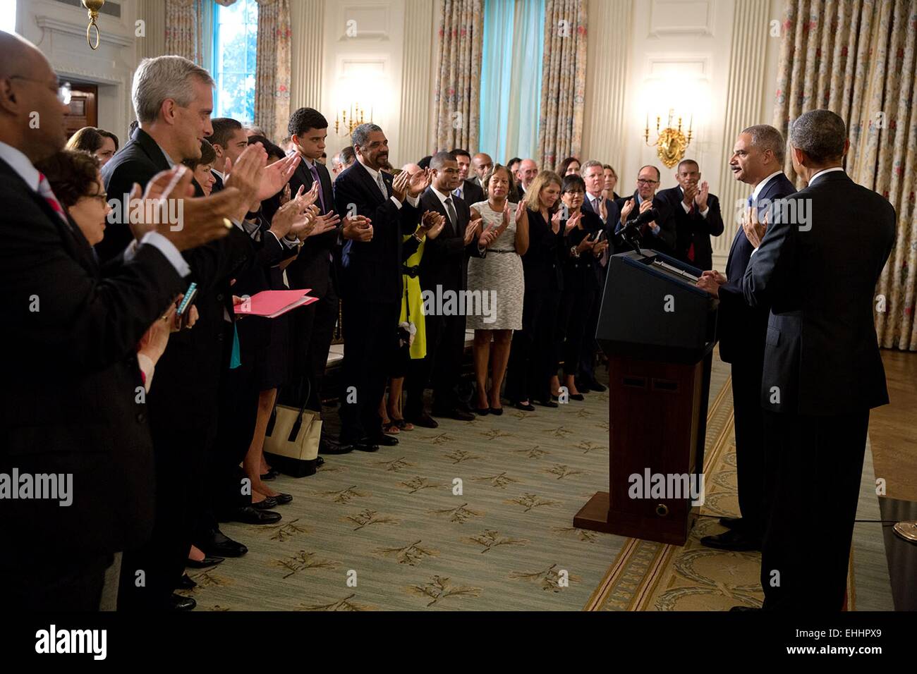 Il Presidente Usa Barack Obama e i membri del pubblico applaudire il procuratore generale Eric H. titolare, Jr., prima di titolare commenti sulle sue dimissioni nello stato in sala da pranzo della Casa Bianca, 25 settembre 2014 a Washington, DC. Foto Stock