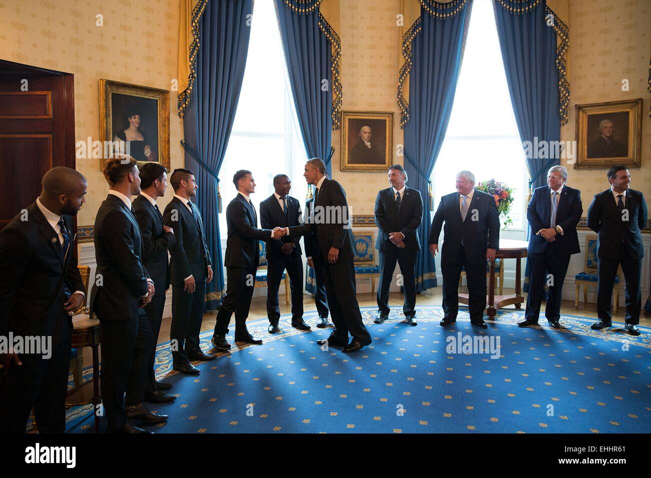 Il Presidente Usa Barack Obama saluta i giocatori e la leadership di Sporting Kansas City prima di un evento per dare il benvenuto al team e onorare la loro vittoria nel 2013 MLS Cup Championship nella camera blu della Casa Bianca il 1 ottobre 2014 a Washington, DC. Foto Stock