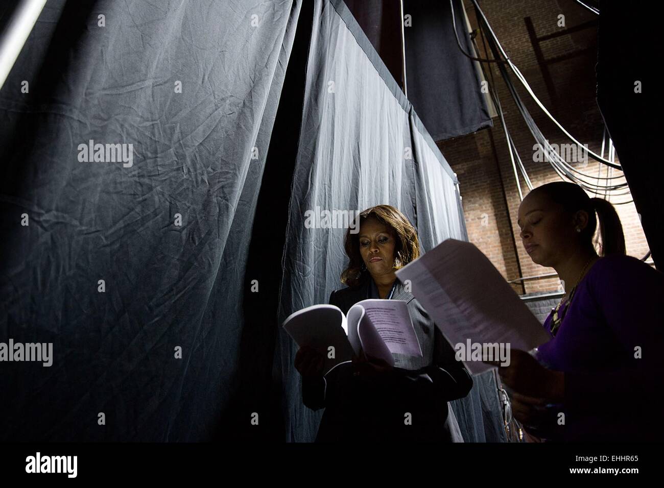 Noi la First Lady Michelle Obama legge oltre il suo discorso con Kristen Jarvis, Direttore delle Relazioni esterne per la First Lady, backstage durante un rally allo Strand Theatre in Ottobre 3, 2014 in Dorchester, Massachusetts. Foto Stock