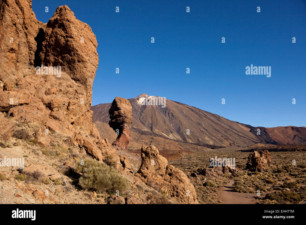 Formazione di roccia Roques de Garcia e il monte Pico del Teide, Parco Nazionale di Teide Tenerife, Isole Canarie, Spagna, Europa Foto Stock