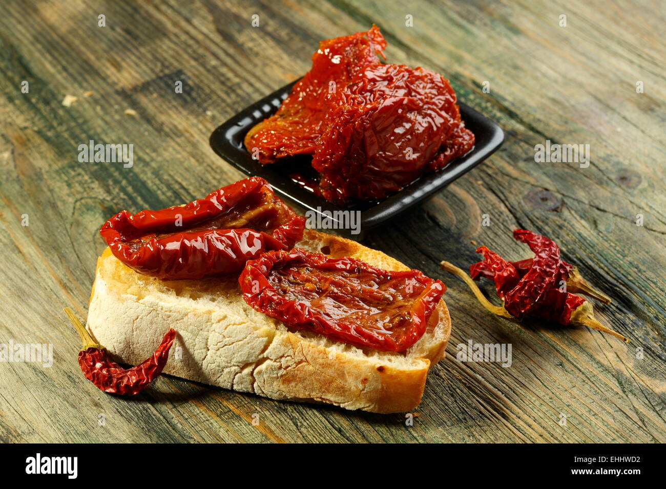 Pane fresco con pomodori secchi. Foto Stock